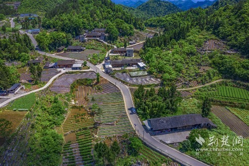 宣恩縣椒園集鎮(zhèn)至鑼圈巖段公路，全長8公里，途經(jīng)椒園村、涼風(fēng)村、鑼圈巖村，該公路建成既有效帶動沿線煙葉等產(chǎn)業(yè)發(fā)展，又是曜天眼景區(qū)的