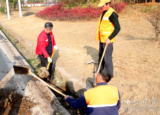 鎮(zhèn)建設(shè)（右一）帶隊清淤.jpg